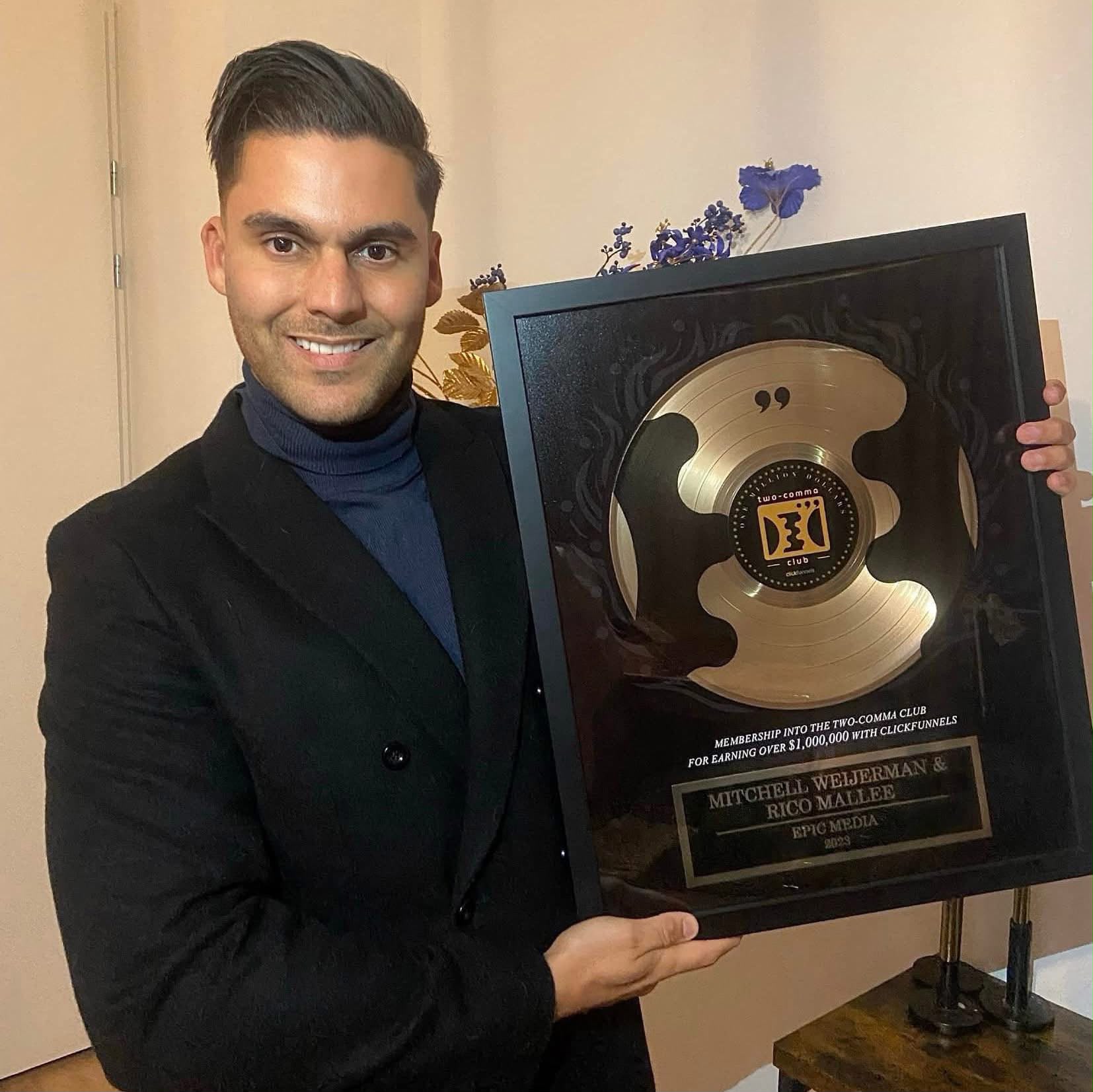 Rico Mallee holding his ClickFunnels Two Comma Club award